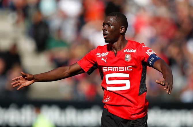 La Liga -Medie: Barcelona i forhandlinger med Rennes-back