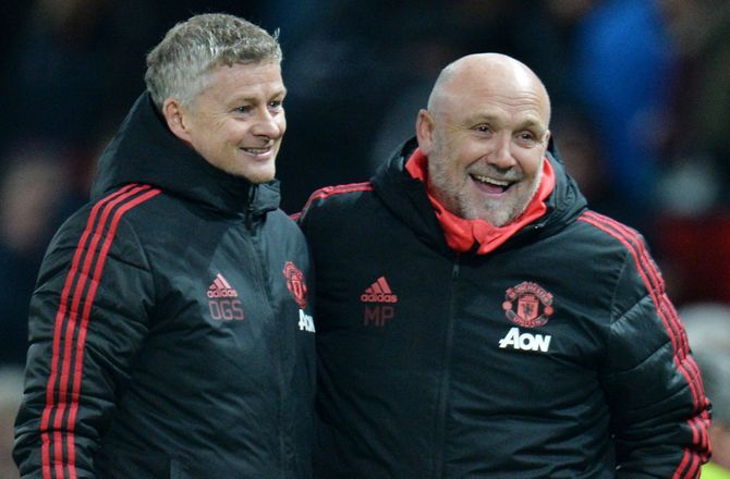 Premier League -Mike Phelan forlænger sin kontrakt i United