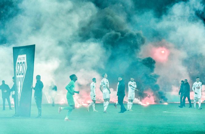 Oprykning/Nedrykning -Auxerre og St. Etienne delte i den første af to