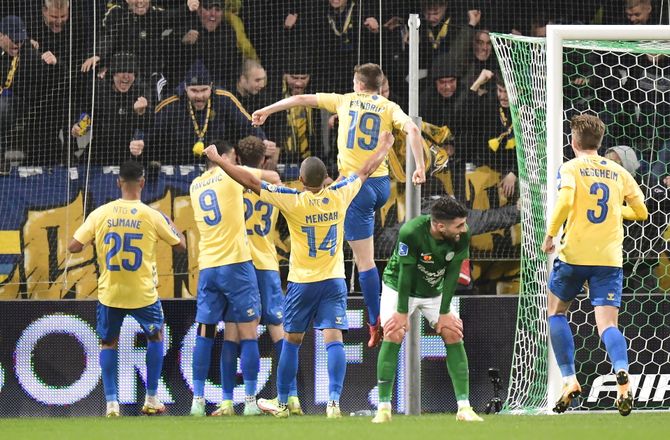 3F Superliga -Niels F: Vi kan godt følge med FCM og FCK