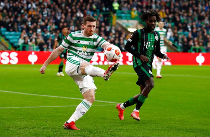 Premiership -Celtic forlænger med populær back-profil