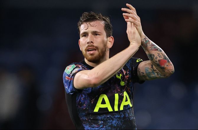 Premier League -Højbjerg hyldes som helt - hjalp kollapset fan