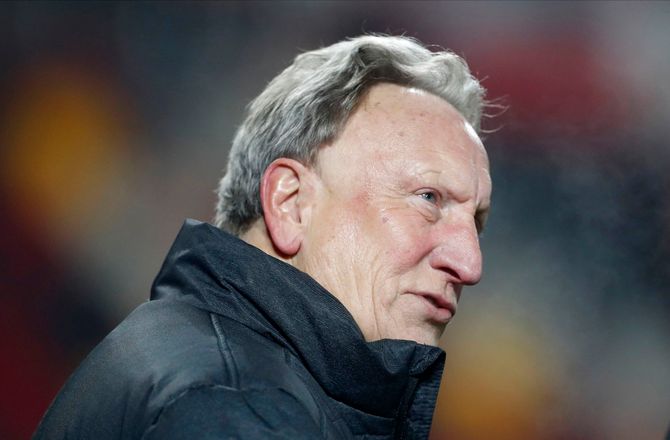 Championship -74-årige Warnock har reddet Huddersfield: Tilbage til Twitter 