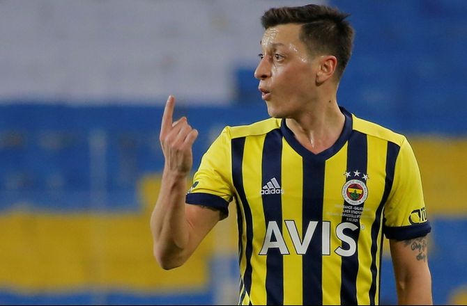 Tyrkiet -Avis: Mesut Özil vil købe tyrkisk klub