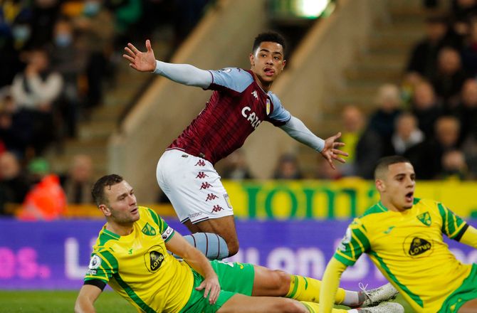 Premier League -Ramsey vil ikke lytte til Scholes lige nu: Er glad i Villa