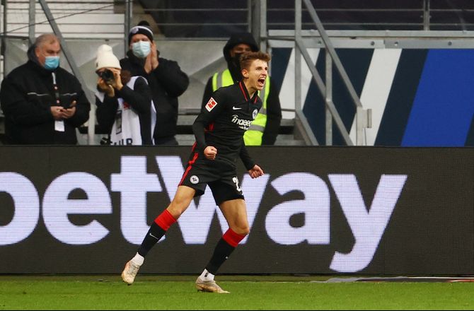 Venskabskampe -Lindstrøm kniber sig i armen: Surrealistisk