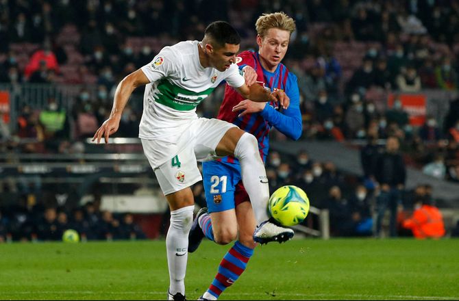 La Liga -Xavi forsvarer De Jong: Meget usynligt arbejde