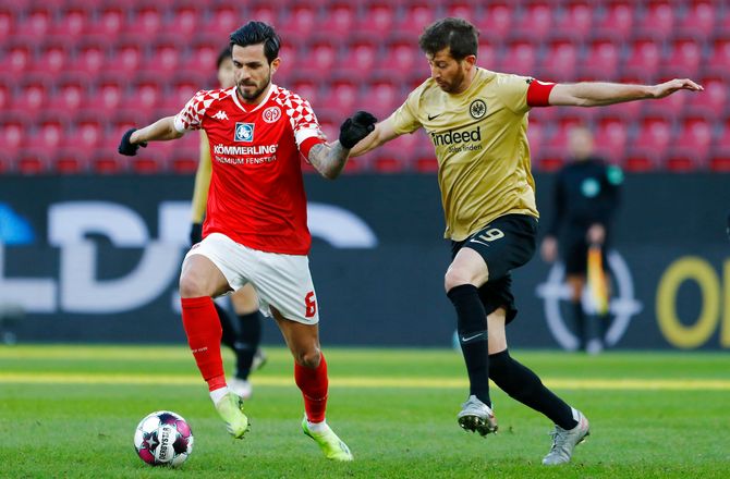 Bundesliga -Tidligere Frankfurt-anfører stopper karrieren