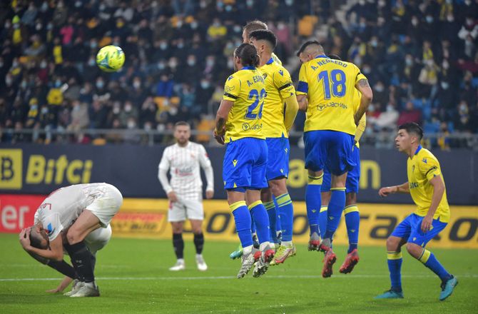 La Liga -Cadiz ophæver med spansk kantspiller