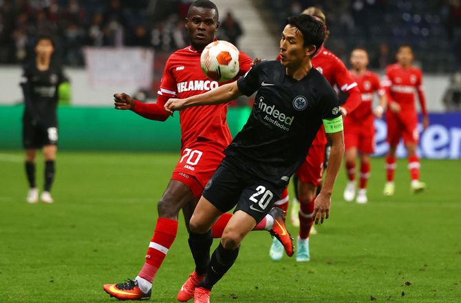Bundesliga -Frankfurt-japaner er ude med kollapset lunge