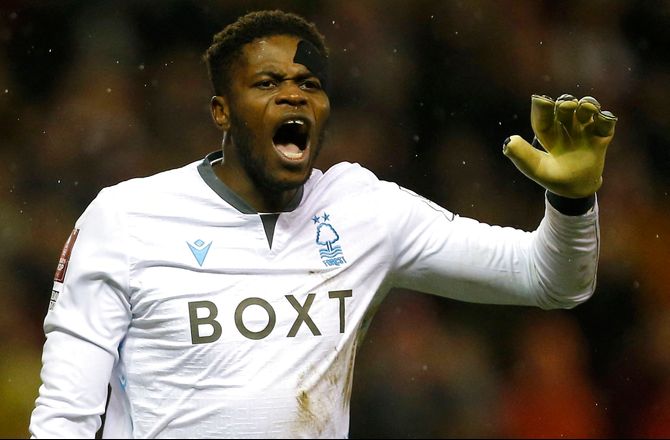 Championship -Se Forest-keeper slå modspiller i hovedet