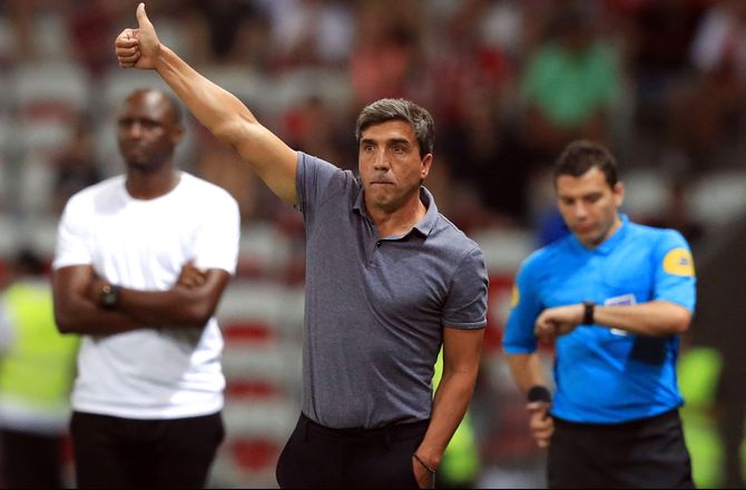 Ligue 2 -Troyes suspenderer cheftræneren