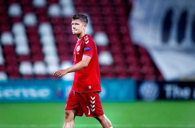Æresdivisionen -NEC undgik øretæve med Duelund-kasse