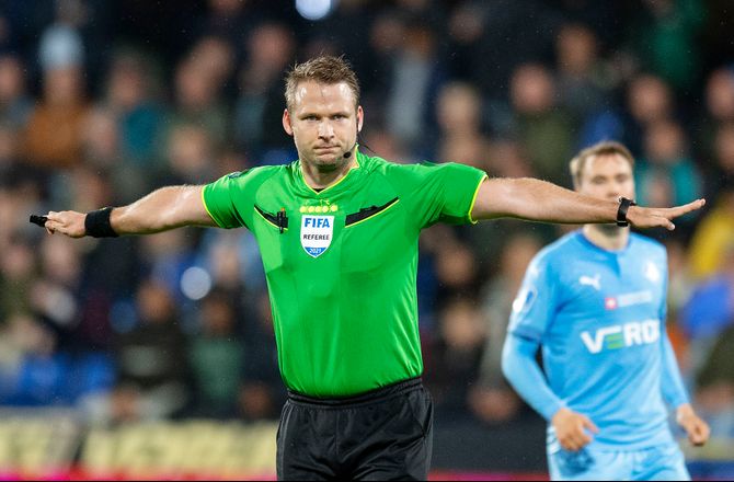 3F Superliga -Maae passer fløjten i det midtjyske derby