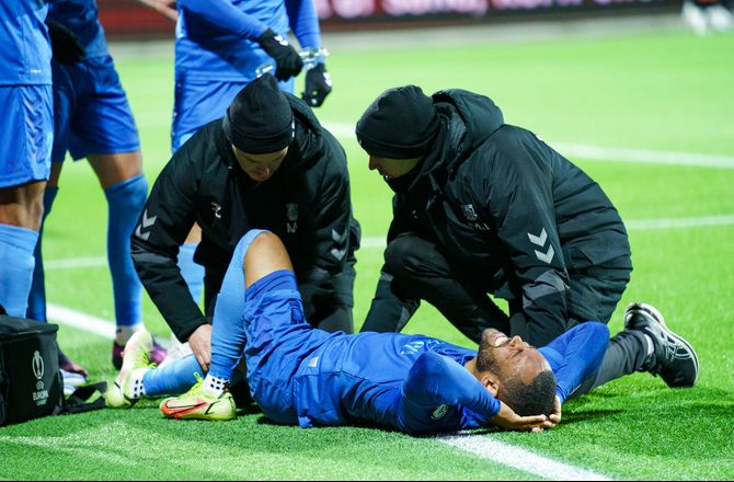 3F Superliga -Mensah vrider rundt: Båret fra banen mod SIF