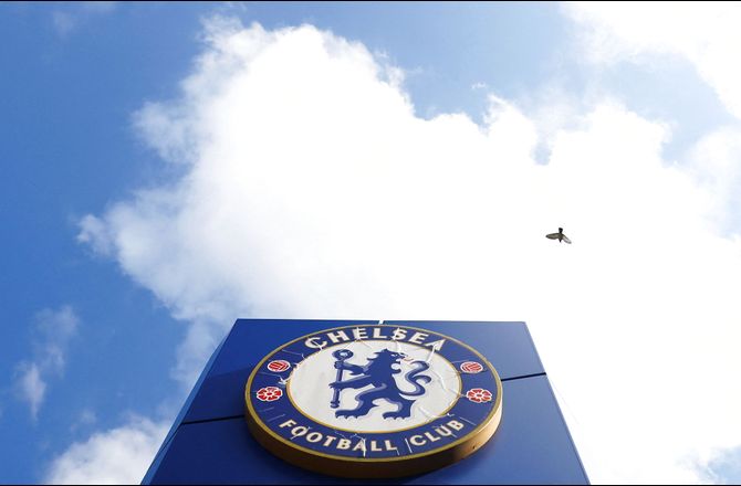 International -FART PÅ: Chelsea klippede de hvide sokker itu