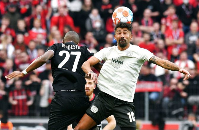 Bundesliga -Demirbay tildelt stor bøde for dommer-kritik 