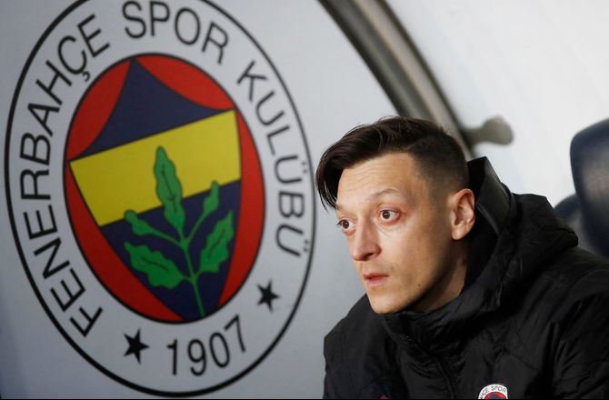 Super Lig -Mesut Özil smidt af holdet i Fenerbahce 