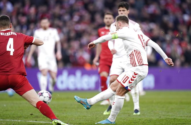 Venskabskampe -Video: Se Eriksens fantastiske mål i Parken