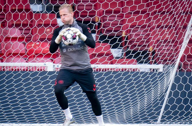 Danmark -Schmeichel hylder Eriksen-læge: En legende