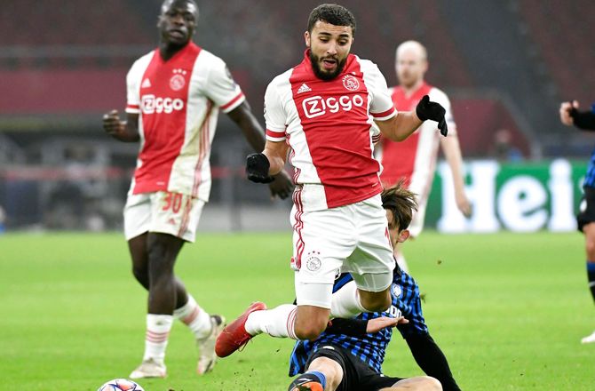 Æresdivisionen -Alvorlig knæskade til Ajax-midtbanespiller