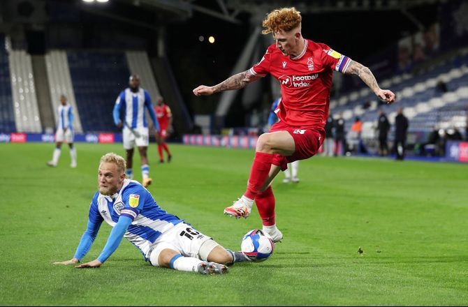 Championship -Video: Årets mål? Helflugter den fra sidelinjen