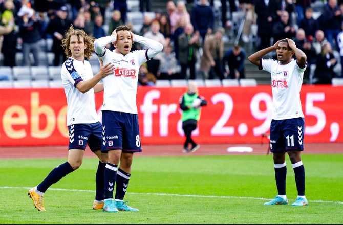 3F Superliga -Kom AGF-talent til undsætning: Han er ramt