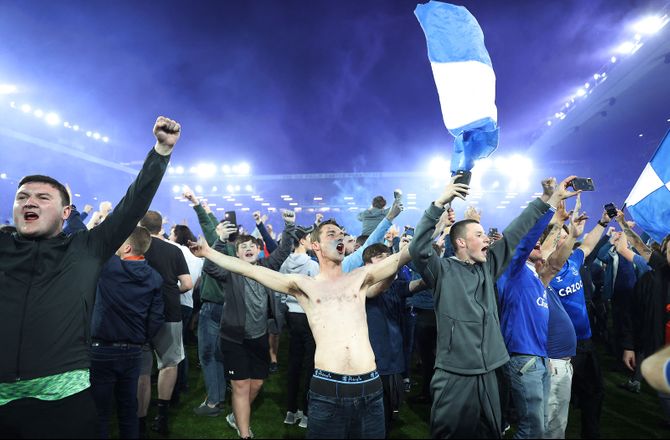 Premier League -Efter baneinvasion: Patrick Vieira sparker fan