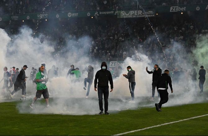 Oprykning/Nedrykning -Saint Etienne-fans angriber egne spillere