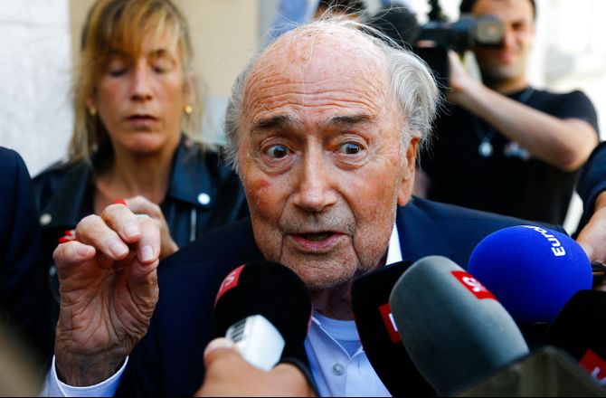 VM for klubhold -Sepp Blatter kritiserer FIFA: Har tabt fodbold til Saudi