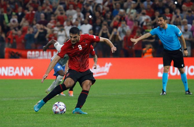 International -Skarp Solomon sænkede Albanien