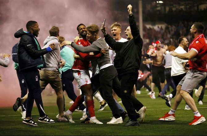 Championship -To Sheffield-spillere sigtet efter baneinvasion