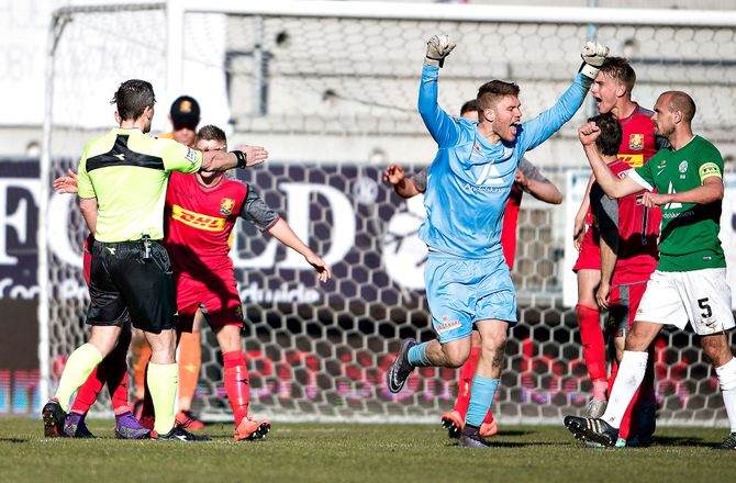 International -Tidl. SL-keeper hjalp til i afgørende serie-dyst