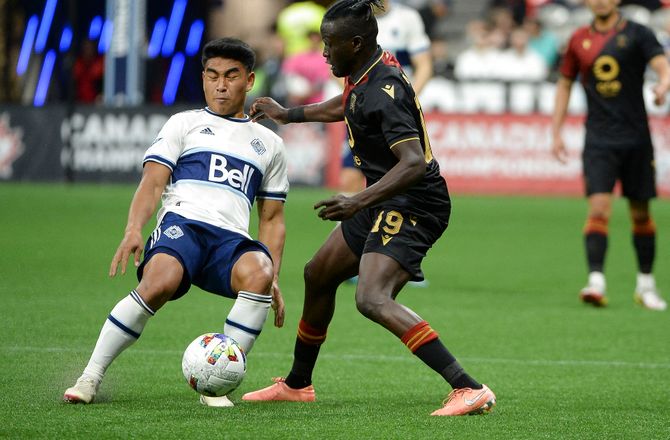 1 -Absurd: Akio clearer holdkammerats scoring fra stregen