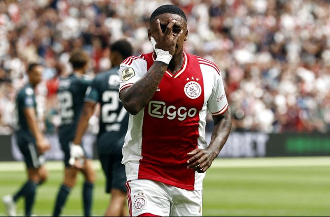 Æresdivisionen -Kriseramte Ajax kom over stregen med tiltrængt sejr