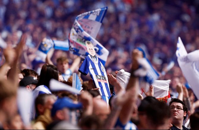 League One -Huddersfield giver cheftræner sorgorlov