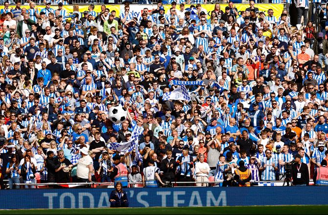 League One -Huddersfield bekræfter: Træner vender ikke retur fra sorgorlov