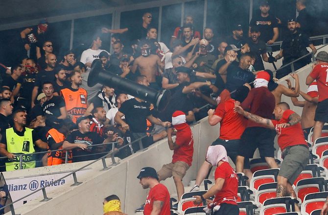 Conference League -UEFA åbner sag mod Nice og Köln efter skandaløse scener 