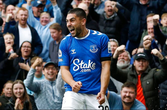 Premier League -Maupay forklarer film-reference: Slap endelig væk