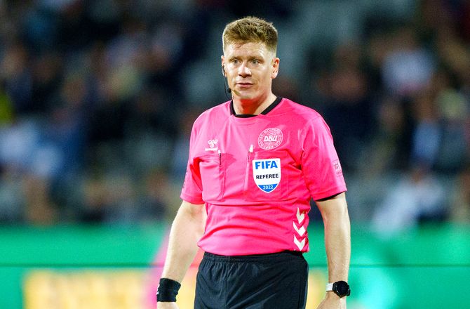 3F Superliga -Dommer svarer på AGF-kritik: VAR gør det helt rigtige