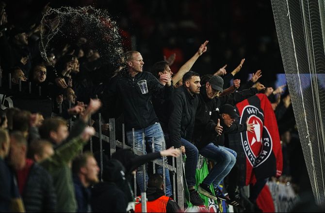 Europa League -Grimme scener: FCM-fans angrebet af Feyenoord-fans