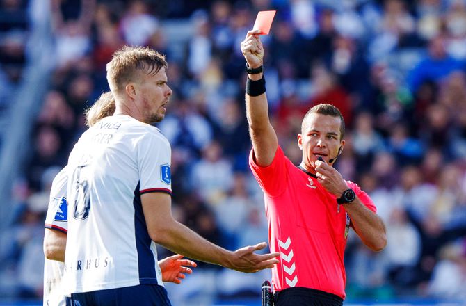 3F Superliga -Se dramaet: Tingager slagter Sisto - får direkte rødt