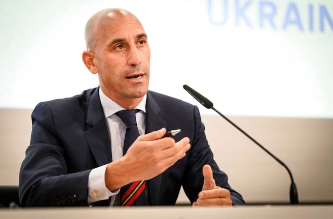 VM 2023 -Spansk fodboldboss undersøges nu for seksuelt overgreb