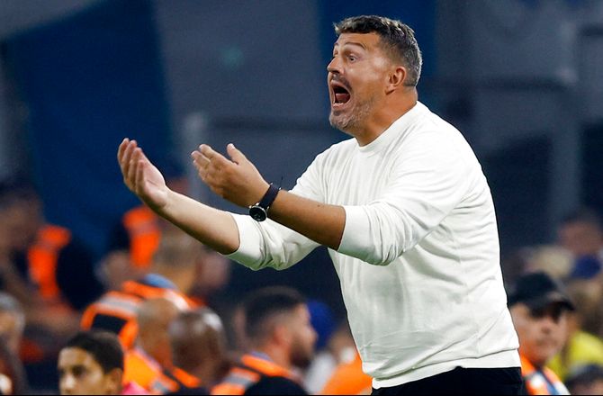 Æresdivisionen -Ajax erstatter midlertidig træner med nyansat U21-træner