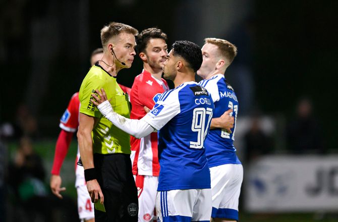 3F Superliga -Lyngby-kasse annulleret for frispark: Aldrig fløjtet midt på banen