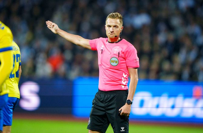 3F Superliga -Dommer fastholder: Ikke frispark til Hermansen