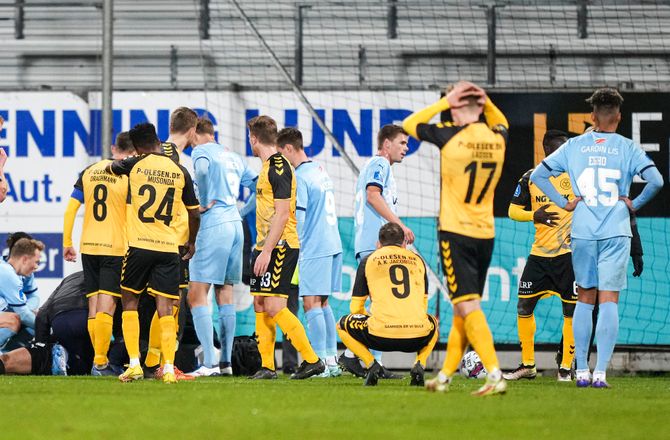 3F Superliga -Carlgren brækkede kæben ved uheld i Horsens