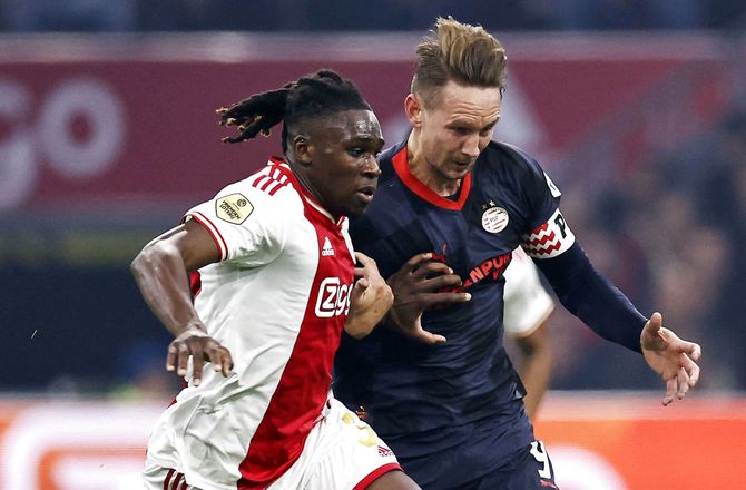 Æresdivisionen -Hadsk stemning mellem PSV og Ajax - se den vilde tumult her