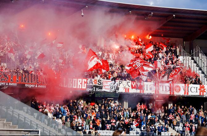 3F Superliga -Dyr udskænkning: AaB får bøde for kast af én øl