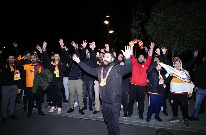 VM -Vilde Gala-fans kaldte Nelsson ud foran landsholdets hotel